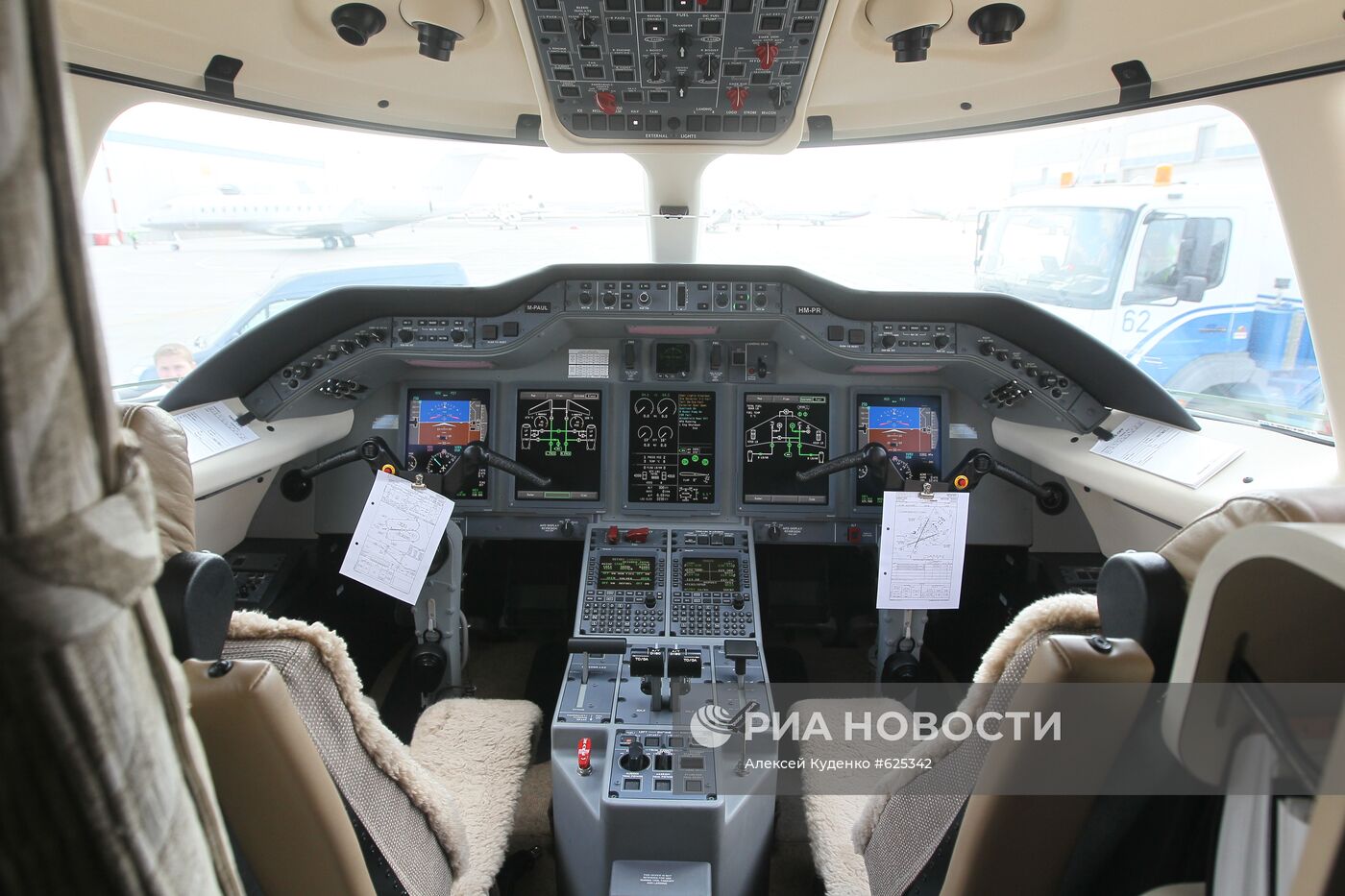 В кабине нового самолета Hawker 4000