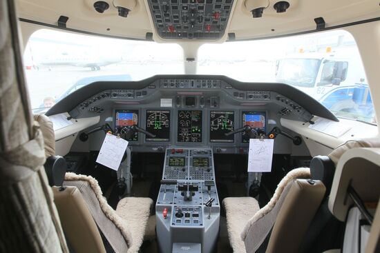 В кабине нового самолета Hawker 4000