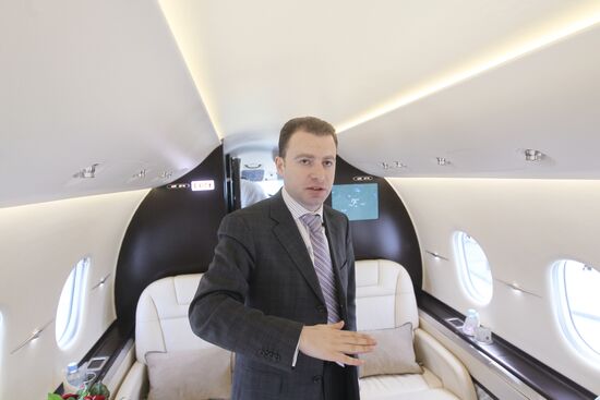 Александр Золотарев в салоне нового самолета Hawker 4000