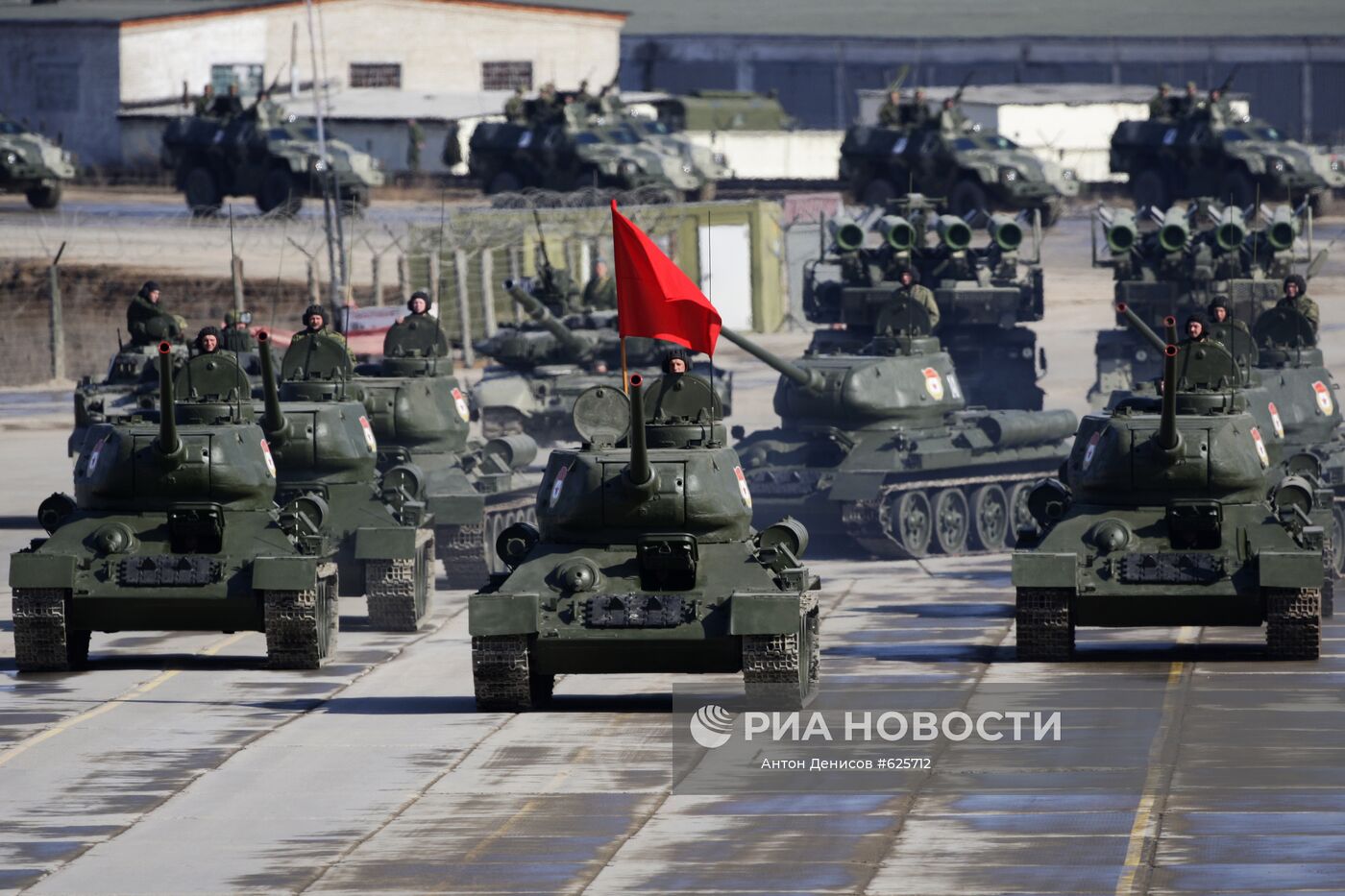 Много танков. Танковый парад. Парад 9 мая танки. Колонна танков. Колонна танков России.