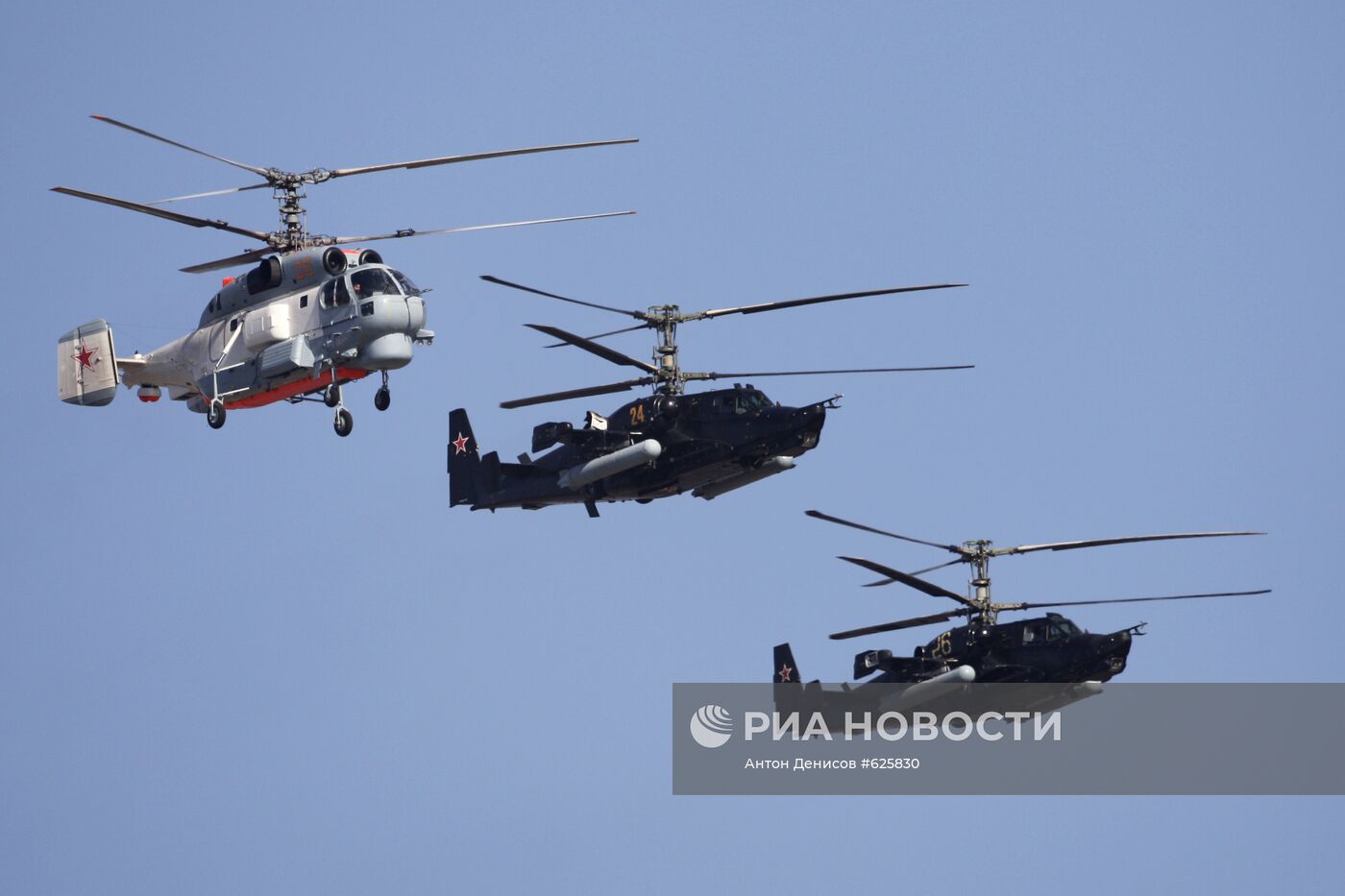 Вертолеты КБ Камова во время тренировки воздушной части парада