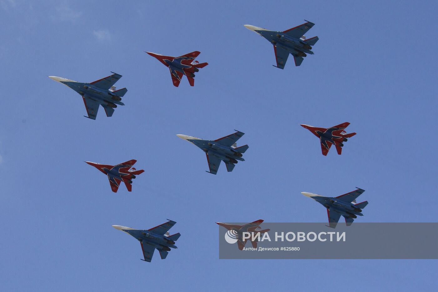 Истребители Су-27 и МиГ-29