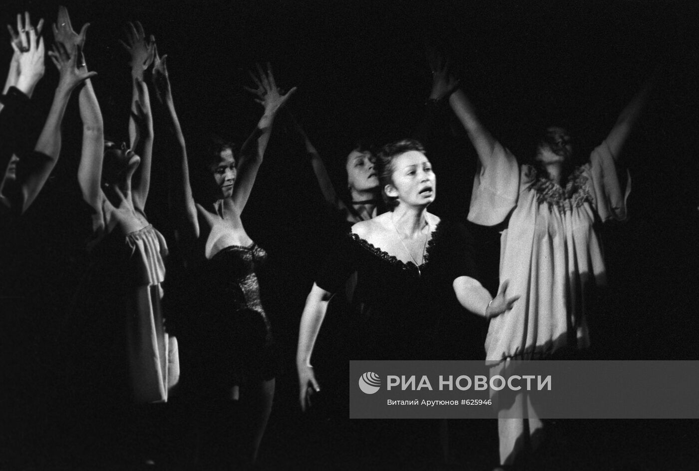 Сцена из спектакля "Трехгрошовая опера"