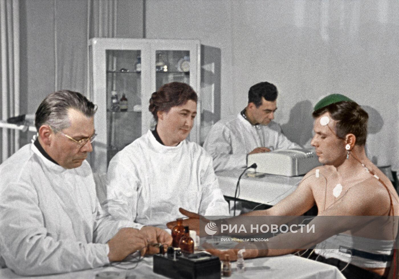 Юрий Гагарин во время медицинского осмотра перед полетом в космос.