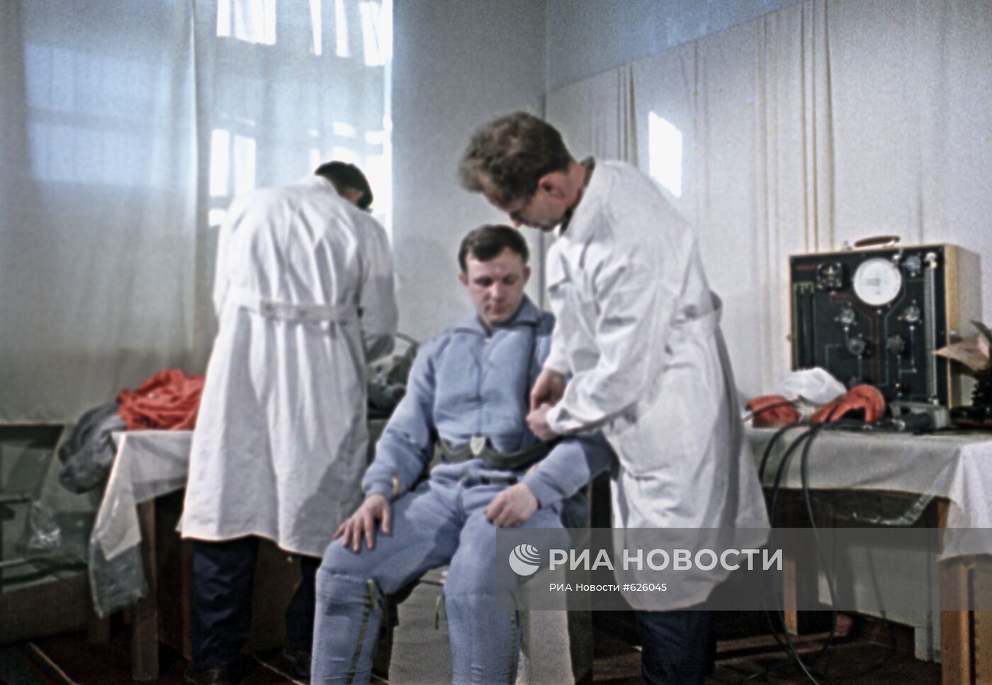Юрий Гагарин проходит медицинский осмотр перед полетом