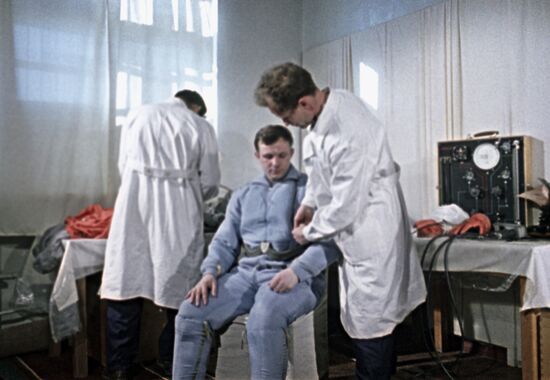 Юрий Гагарин проходит медицинский осмотр перед полетом