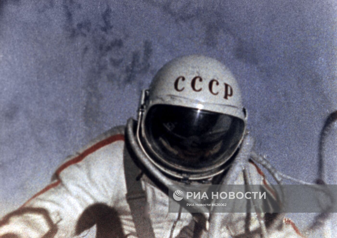 Алексей Леонов в открытом космосе