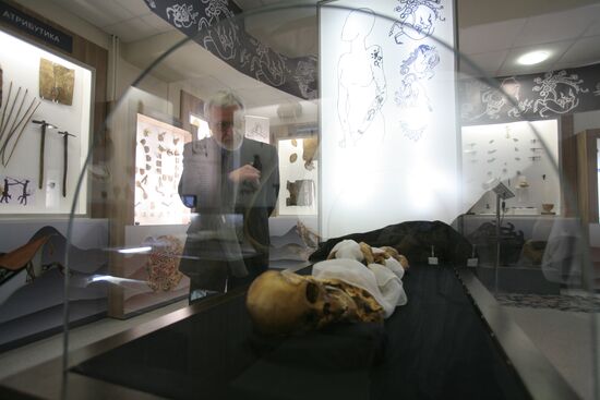 Вячеслав Молодин осматривает мумию "алтайской принцессы"