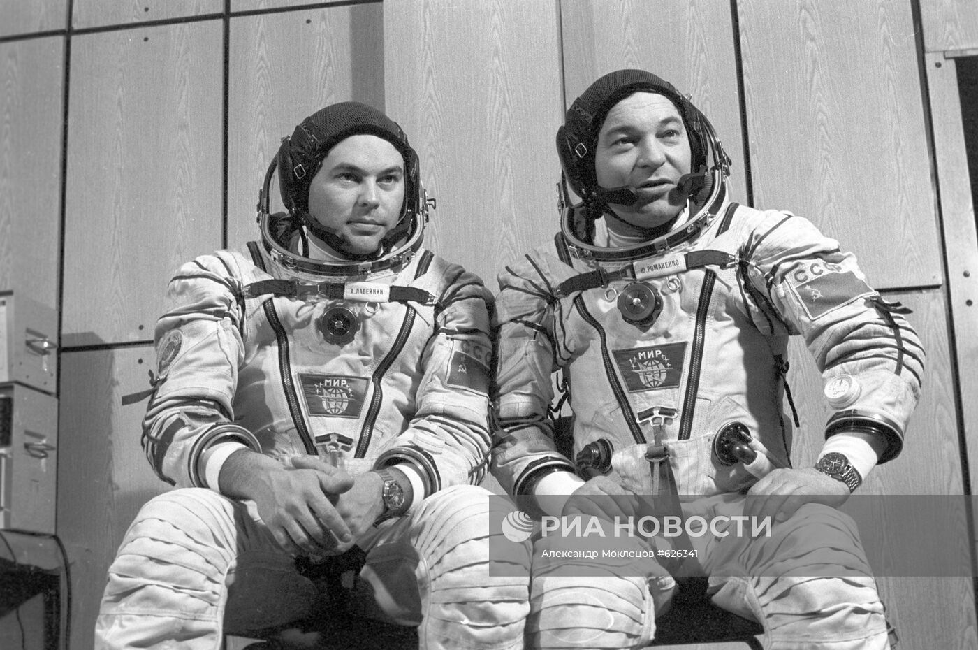 Космонавты А.Лавейкин и Ю.Романенко