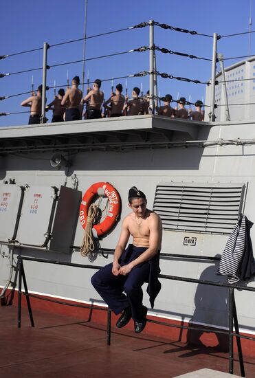 Заход ракетного крейсера "Петр Великий" в сирийский порт Тартус