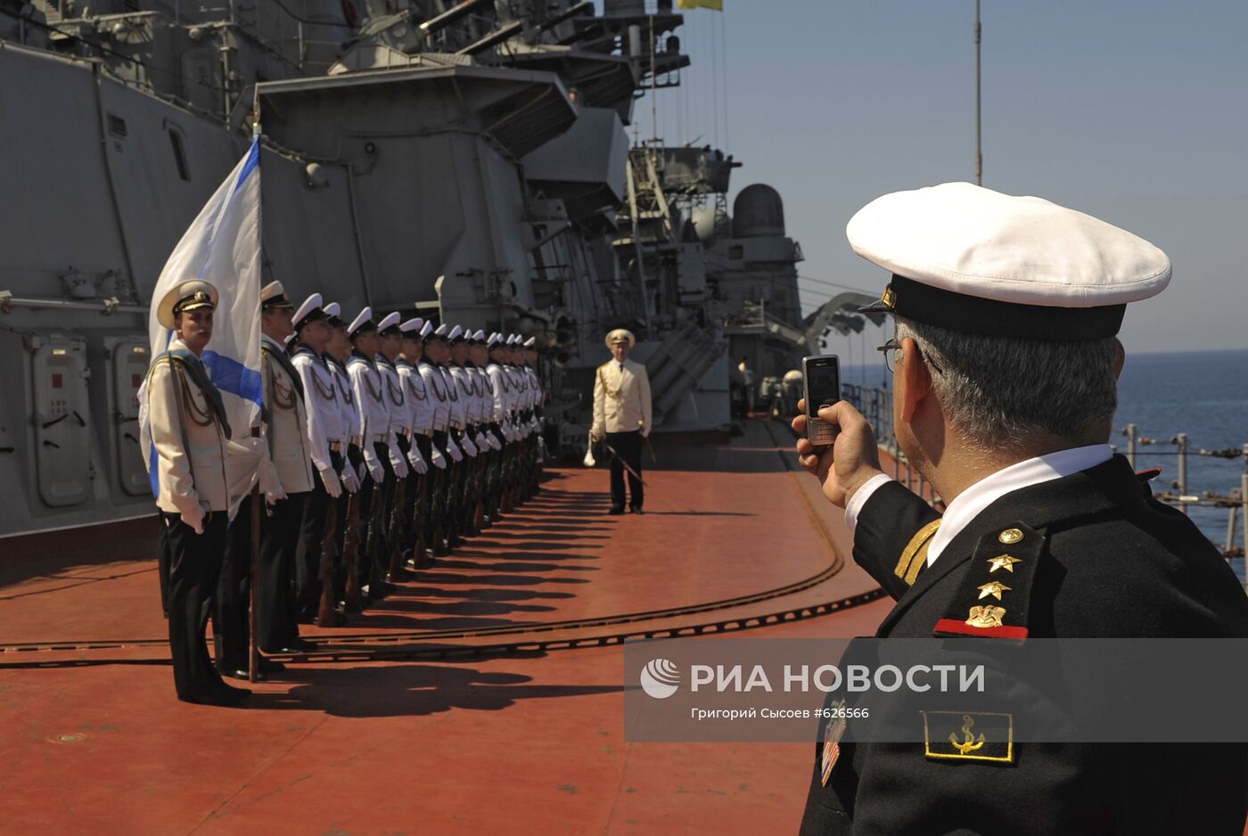 Заход ракетного крейсера "Петр Великий" в сирийский порт Тартус