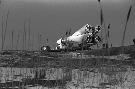 Транспортировка ракеты с кораблем "Союз-28"
