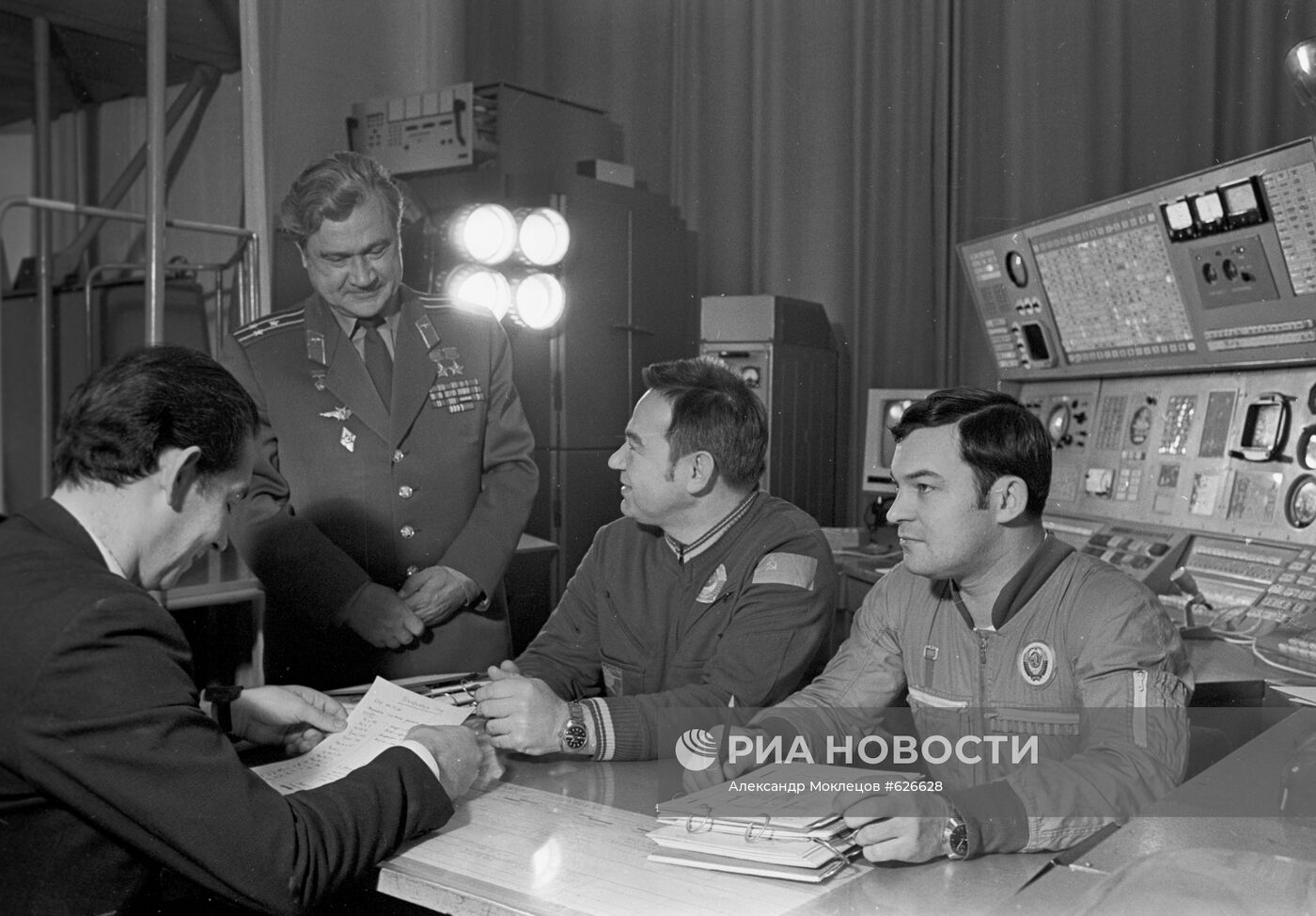 Экипаж космического корабля "Союз-26" в центре подготовки