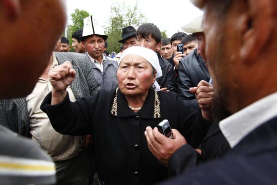 Митинги сторонников президента Киргизии К.Бакиева и оппозиции
