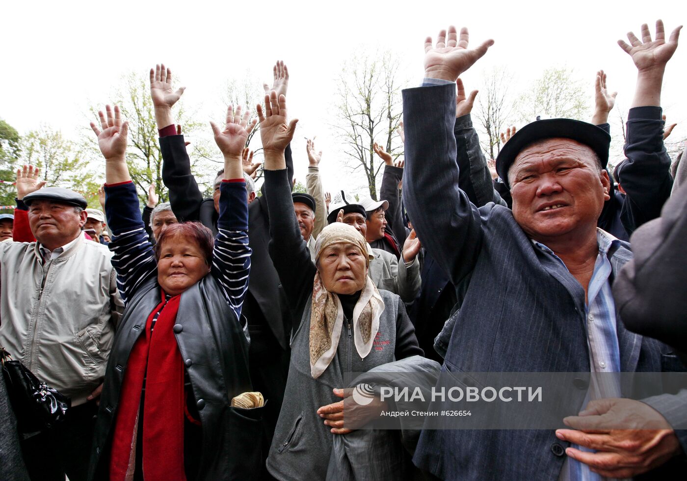 Митинги сторонников президента Киргизии К.Бакиева и оппозиции