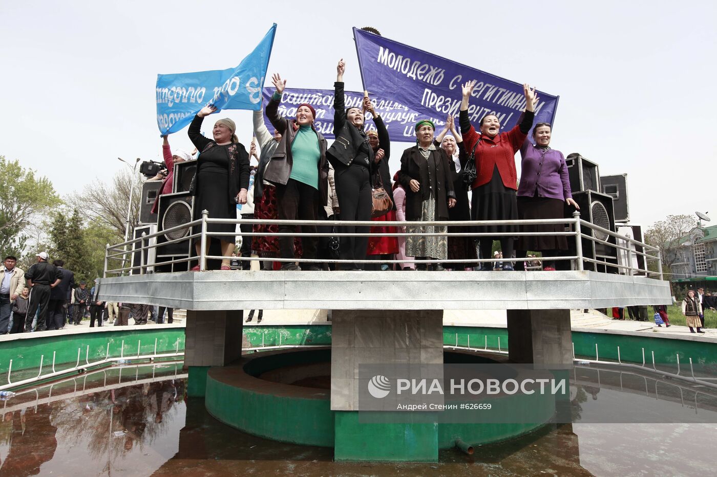Митинги сторонников президента Киргизии К.Бакиева и оппозиции