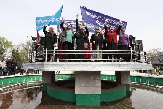 Митинги сторонников президента Киргизии К.Бакиева и оппозиции