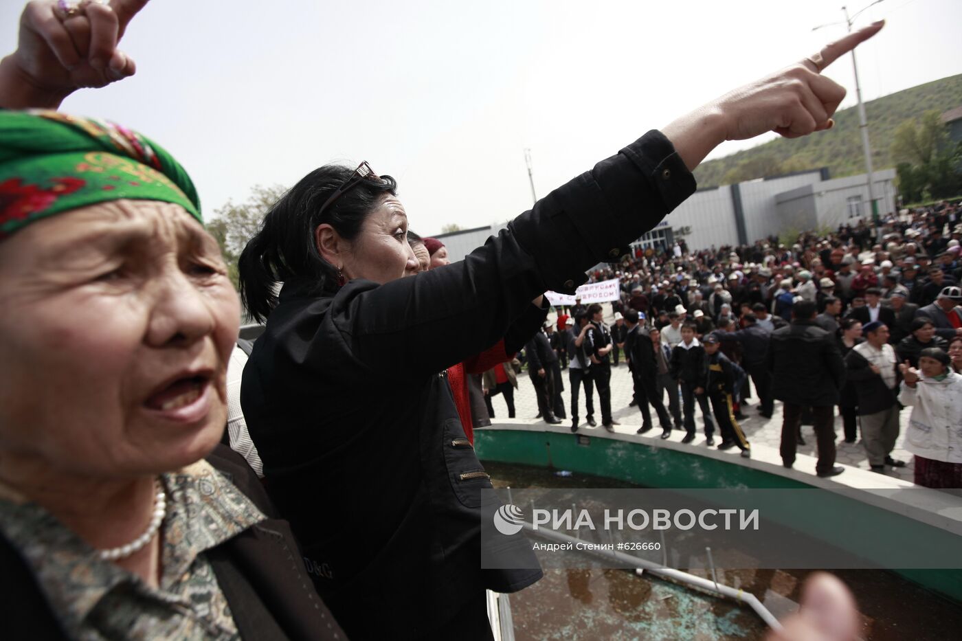 Митинги сторонников президента Киргизии К.Бакиева и оппозиции