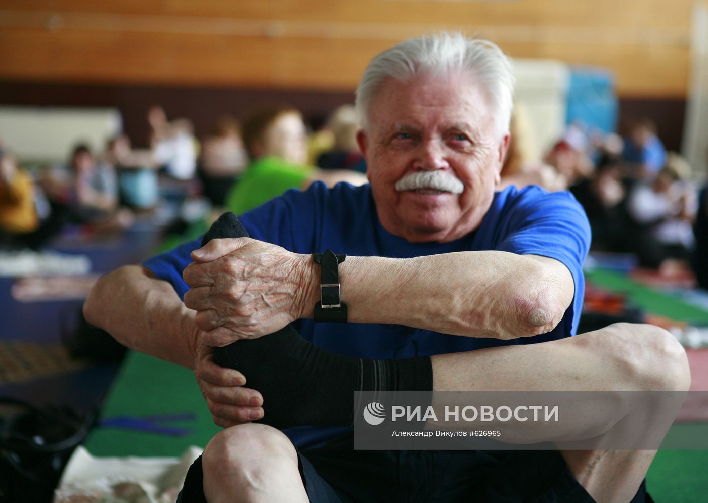 Пожилые люди занимаются хатха-йогой
