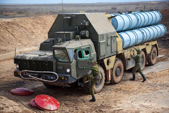 Учения войск ПВО на полигоне Ашулук