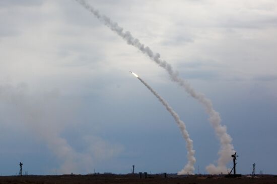 Учения войск ПВО на полигоне Ашулук