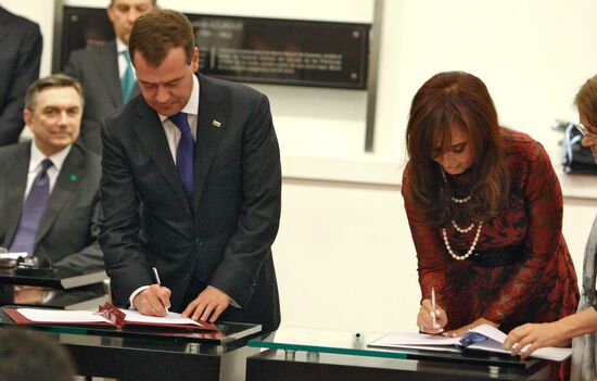 Официальный визит в Аргентину Д.Медведева