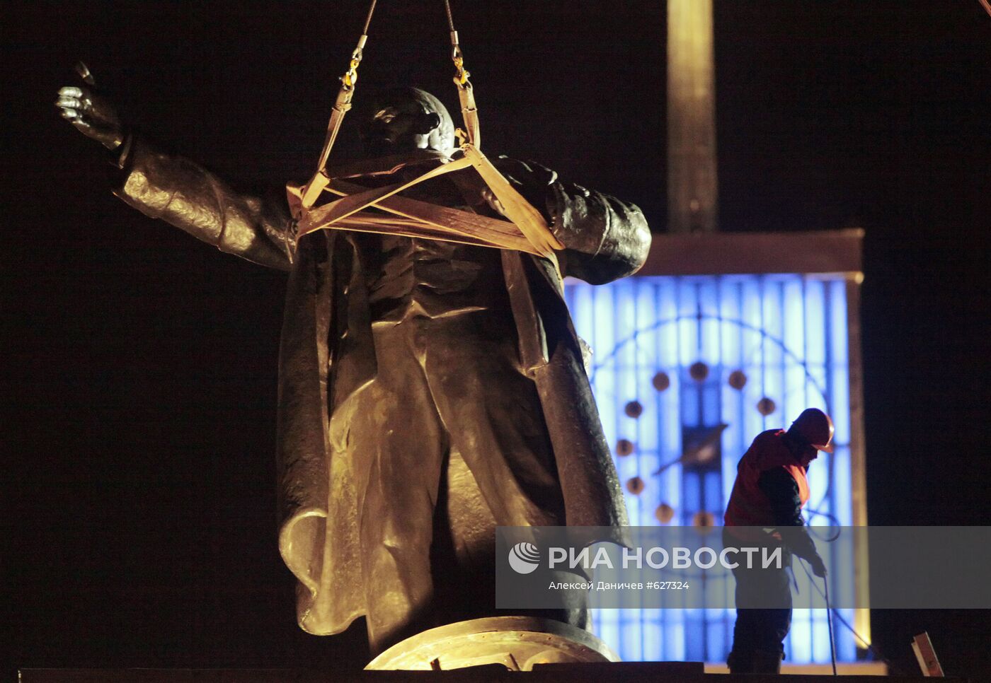 Установка памятника Ленину у Финляндского вокзала