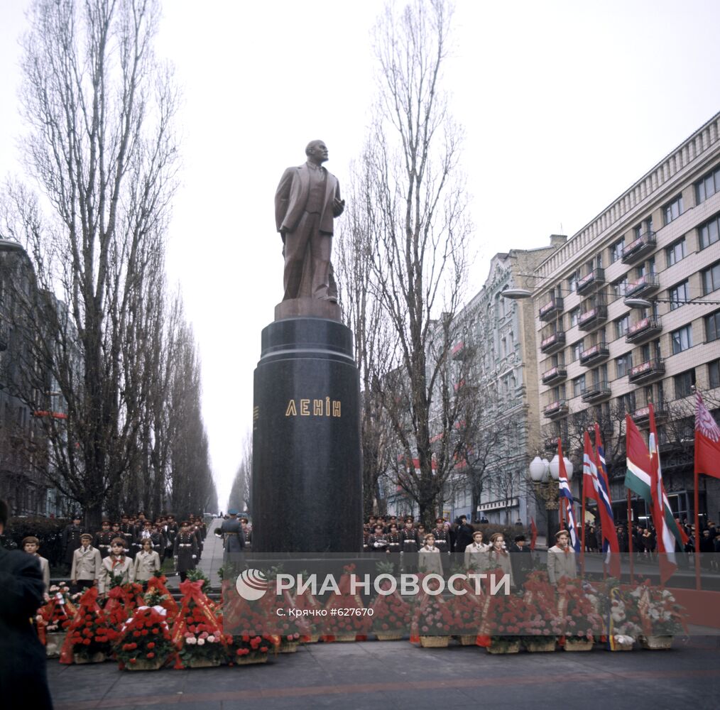 Церемония возле памятника В.И. Ленину в день его рождения