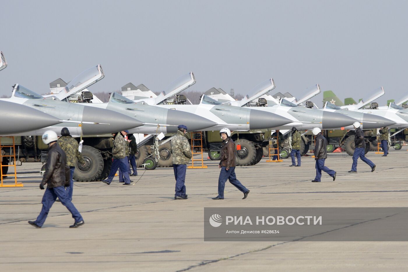 Посадка летчиков в боевые истребители Миг-29СМТ