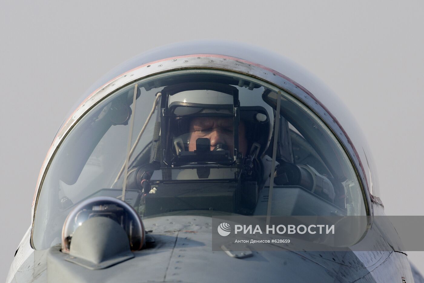 Летчик в кабине боевого истребителя Миг-29СМТ