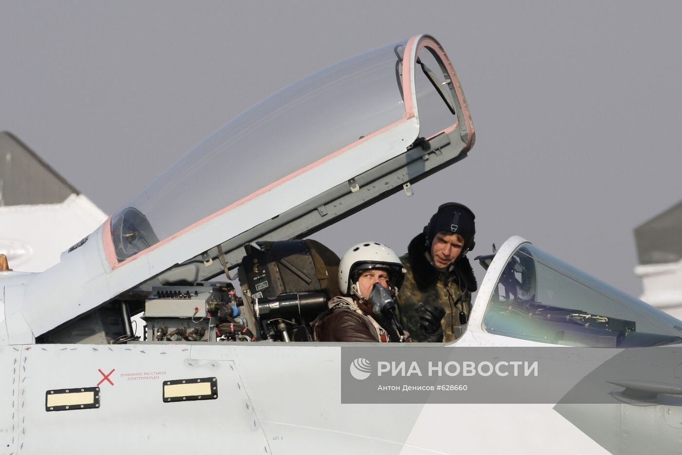 Осмотр летчиком боевого истребителя Миг-29СМТ