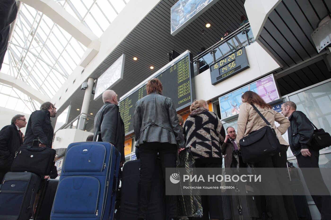 Пассажиры в аэропорту "Пулково"