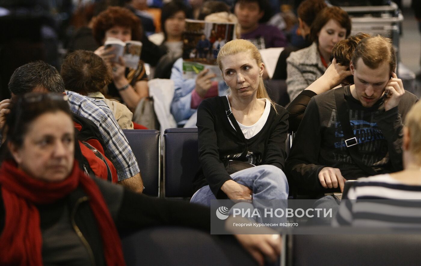 Пассажиры в аэропорту "Шереметьево"