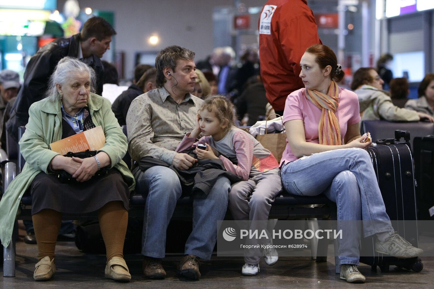 Пассажиры отмененных рейсов в аэропорту "Шереметьево"