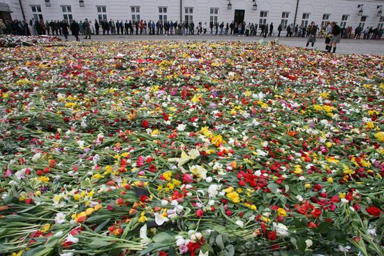 Цветы у Президентского Дворца в Варшаве