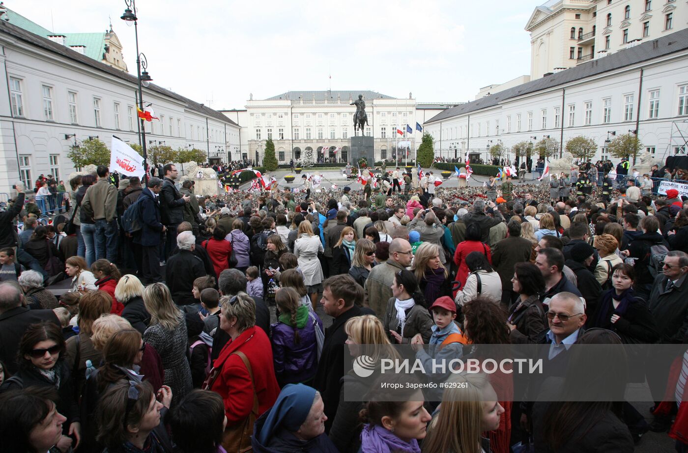 Жители Варшавы у Президентского Дворца