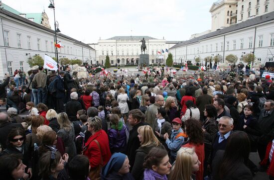 Жители Варшавы у Президентского Дворца