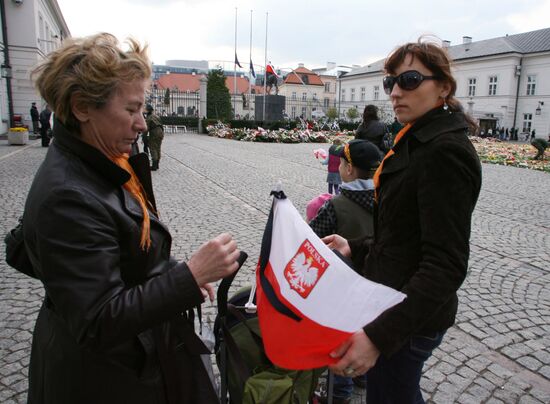 Жительницы Варшавы у Президентского Дворца