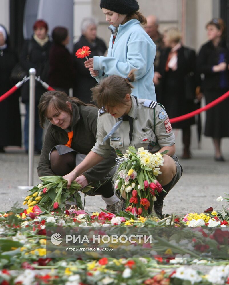 Жители Варшавы у Президентского Дворца