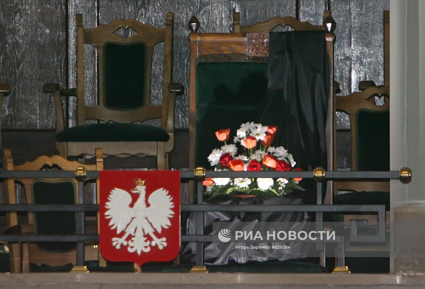 Цветы на кресле Президента Польши в Польском сейме