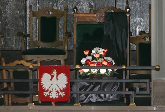 Цветы на кресле Президента Польши в Польском сейме