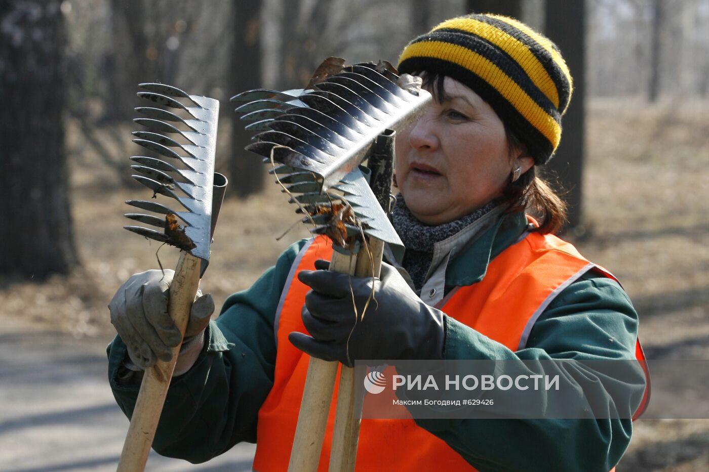 Жительница Казани на общегородском субботнике