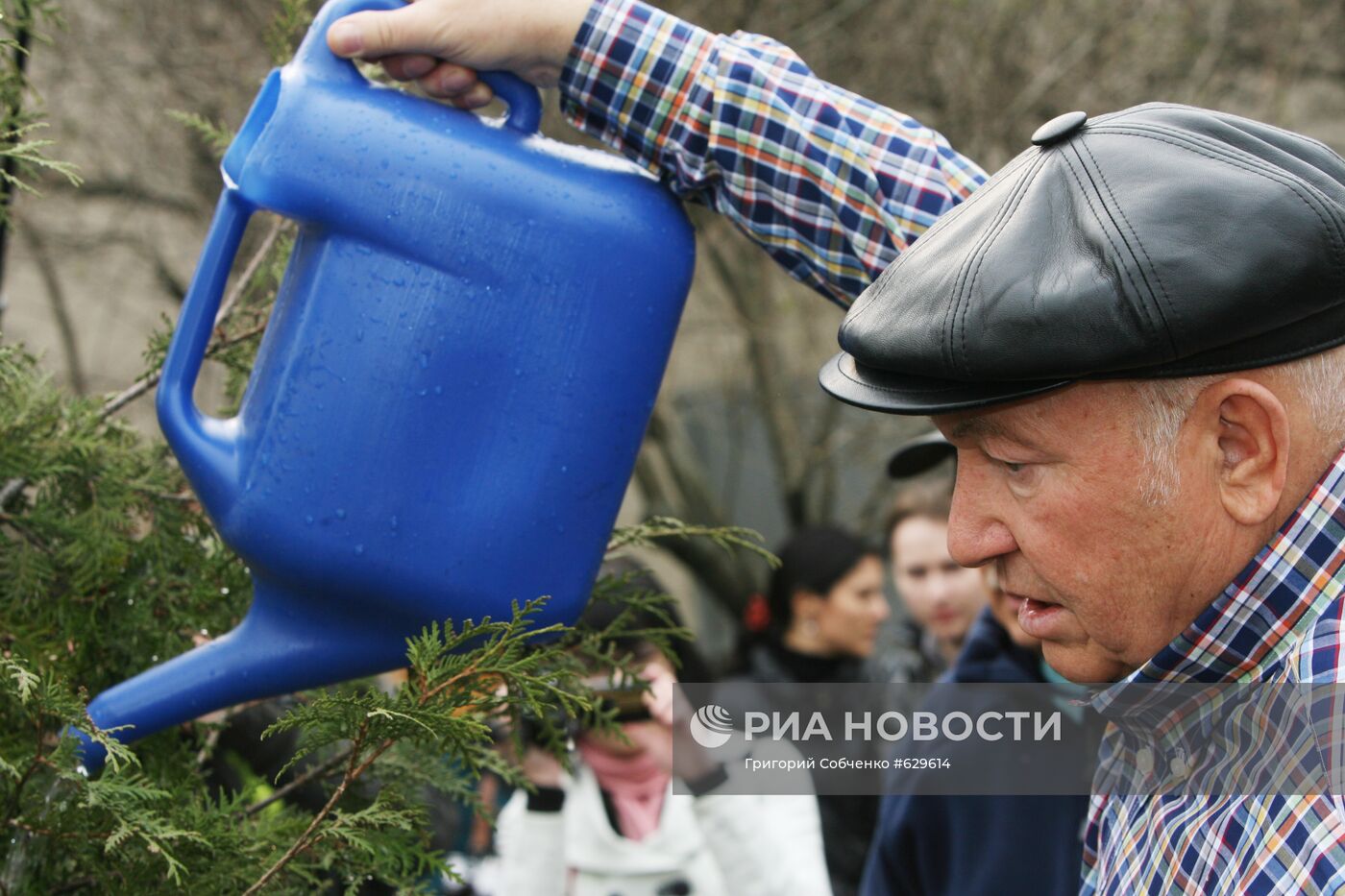 Юрий Лужков на общегородском субботнике