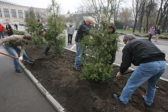 Москвичи на общегородском субботнике