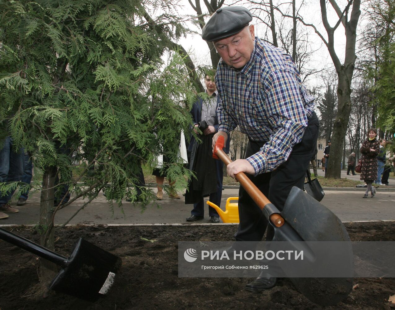 Юрий Лужков на общегородском субботнике