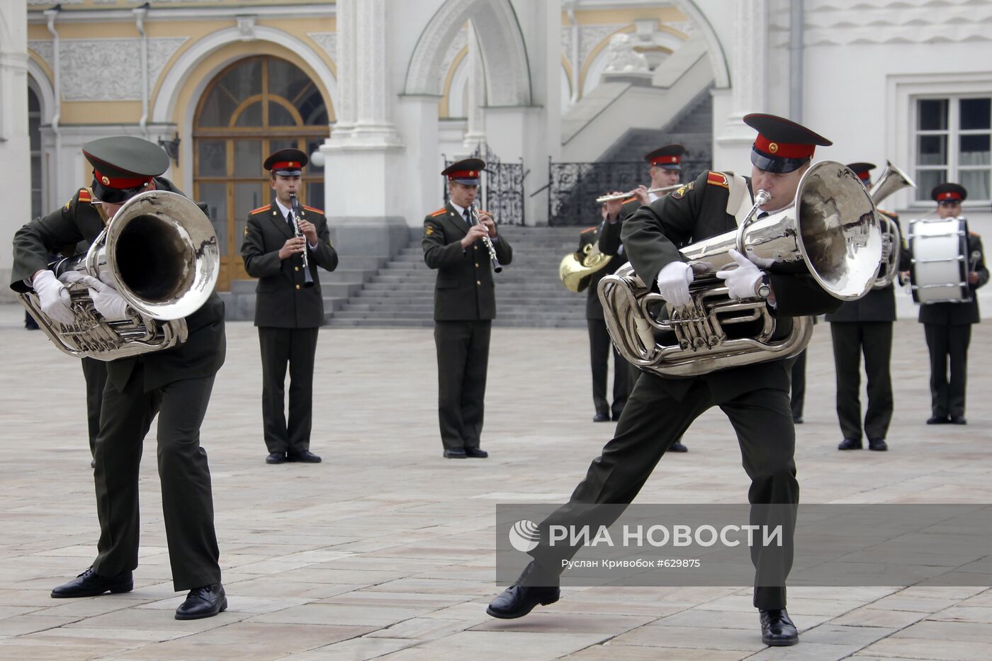 Выступления президентского полка на соборной площади