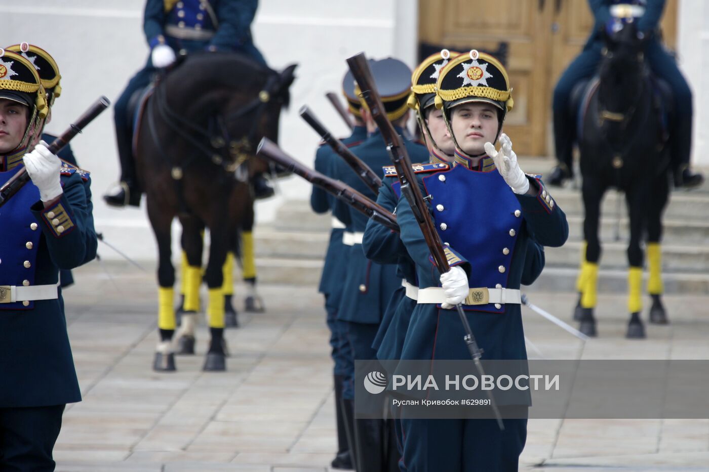 Церемониальный развод пеших и конных караулов в Кремле