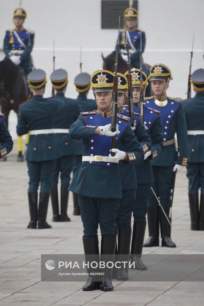 Церемониальный развод пеших и конных караулов в Кремле