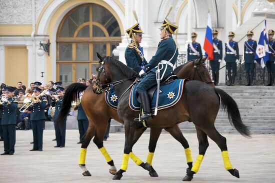 Церемониальный развод пеших и конных караулов в Кремле