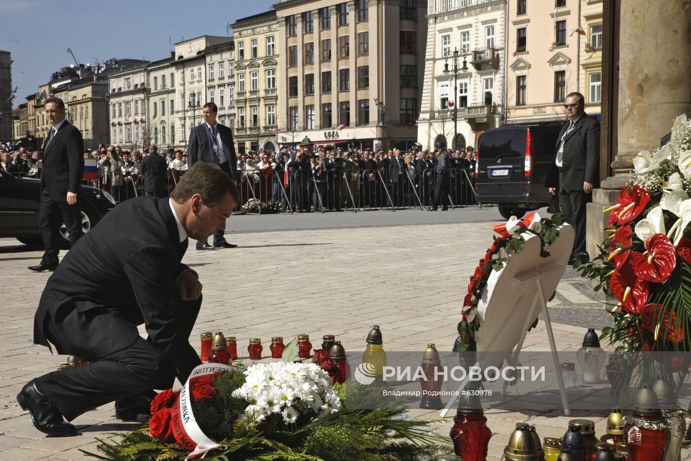 Д.Медведев прибыл в Польшу на церемонию похорон президента